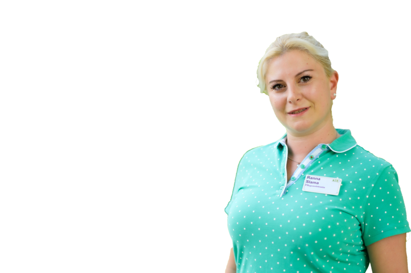 Eine Frau mit hellblonden Haaren, welche zu einem Zopf gebunden sind, strahlt Selbstbewusstsein und Sympathie aus.
