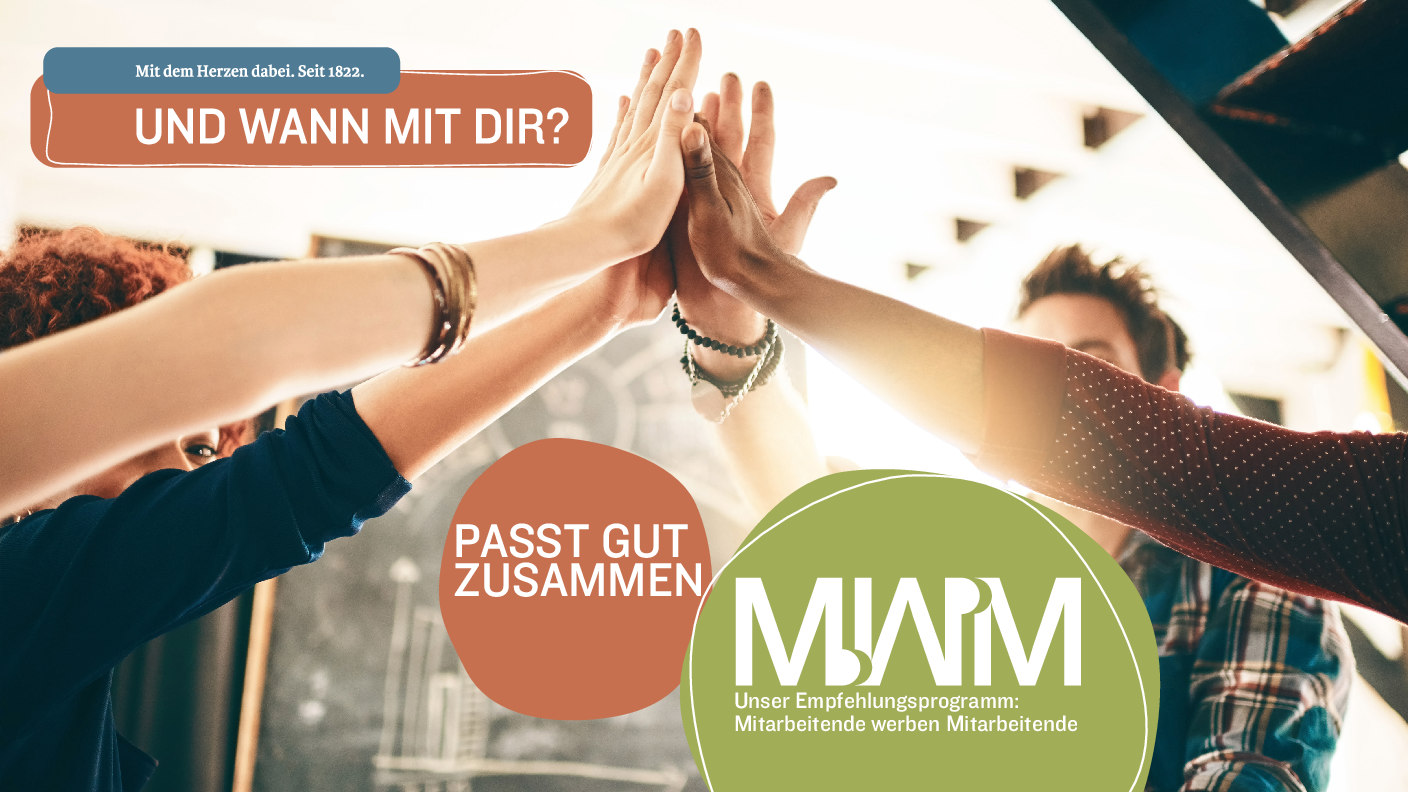 Hände klatschen sich in der Mitte zusammen ab. Text auf Bild - Passt gut zusammen. MwM Unser Empfehlungsprogramm