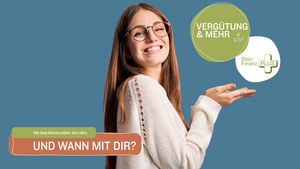 junge lächelnde Frau mit langen braunen Haaren und Brille, die den Schriftzug Vergütung und mehr hochhält
